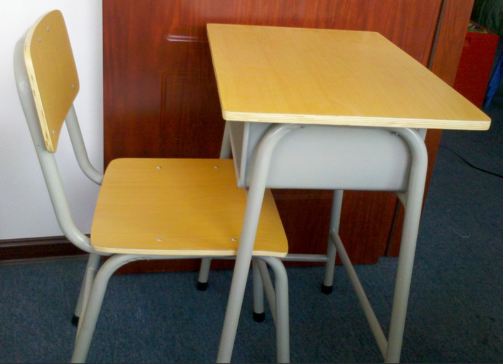 课桌的面积大约是多少（课桌的面积大约为2700平方厘米）