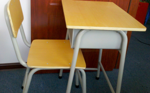 课桌的面积大约是多少（课桌的面积大约为2700平方厘米）