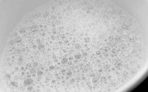 肥皂水是什么？附其成分、性质、应用与危害
